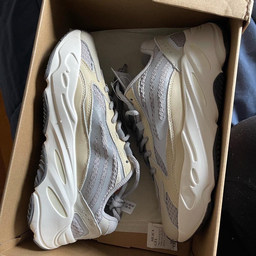 Yeezy V2 700